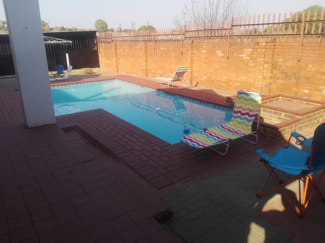 Another croos view of the refreshing pool